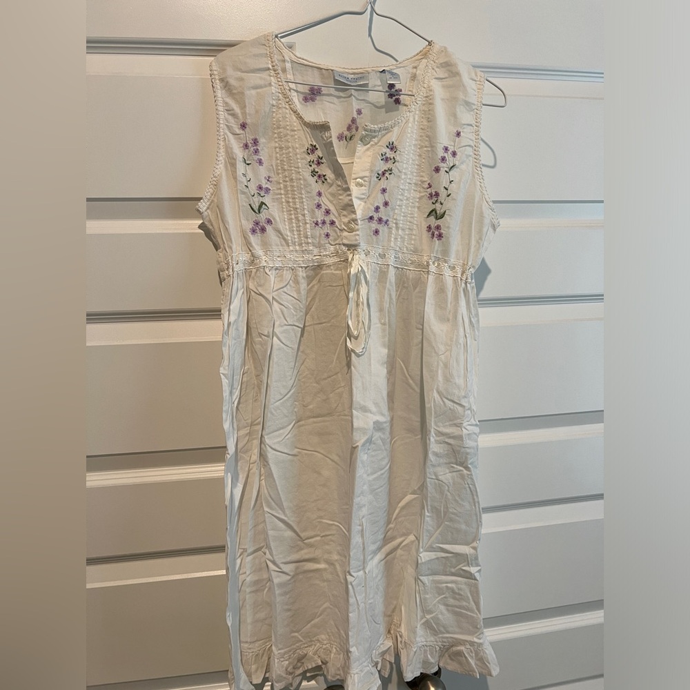 Vintage White Sleeveless Nightgown with Purple Floral Embroidery